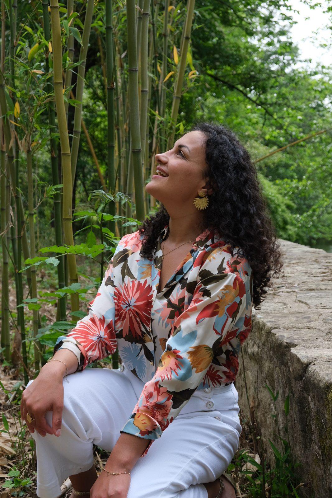 Mahé Khlifi assise dans la nature